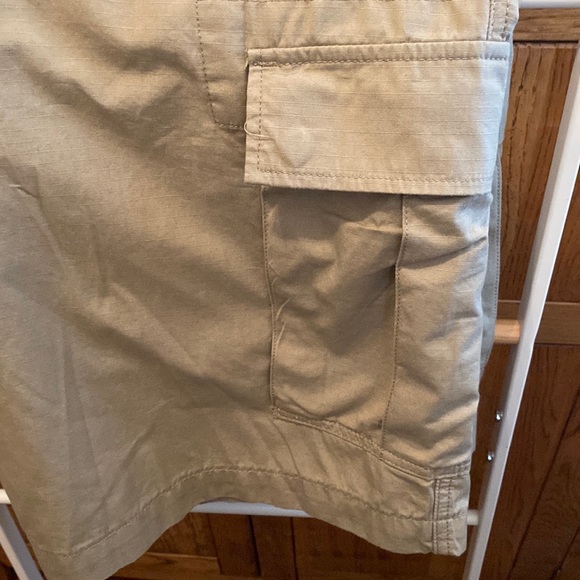 Levi’s Carrier Cargo Men’s Shorts, Khaki, Size 44, Length 23.5 inches NEW - Picture 3 of 7